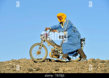 Marokko, Tafilalet region, Merzouga Wüste, Schmutz, Straße nach Merzouga Stockfoto