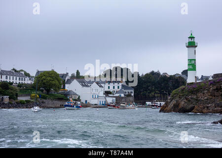 Leuchtturm im kleinen Fischerdorf Doelan, Finistere, Bretagne, Frankreich, Europa Stockfoto