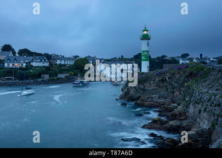 Leuchtturm im kleinen Fischerdorf Doelan, Finistere, Bretagne, Frankreich, Europa Stockfoto