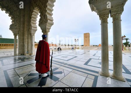 Marokko, Rabat, als Weltkulturerbe von der UNESCO, Royal Guard bei Mohamed V Mausoleum mit dem Hassan Turm im Hintergrund Stockfoto