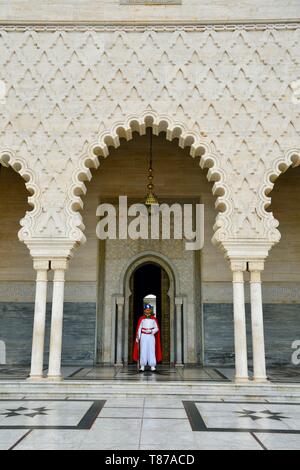 Marokko, Rabat, als Weltkulturerbe von der UNESCO, Royal Guard bei Mohamed V Mausoleum Stockfoto