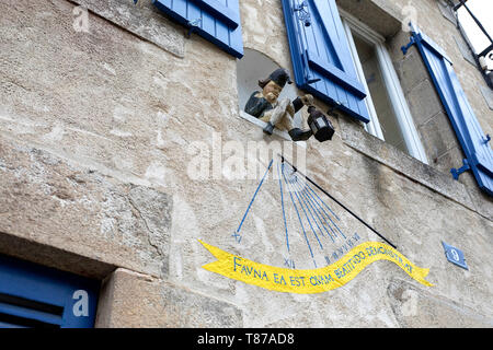 Undial Uhr auf einer Hausfassade, Saint Goustan, Bretagne, Frankreich Stockfoto