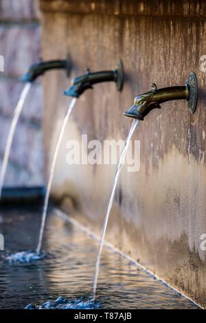 Frankreich, Hautes Alpes, Dévoluy massiv, Saint Etienne en Dévoluy, Schnäbel der Dorfbrunnen Stockfoto
