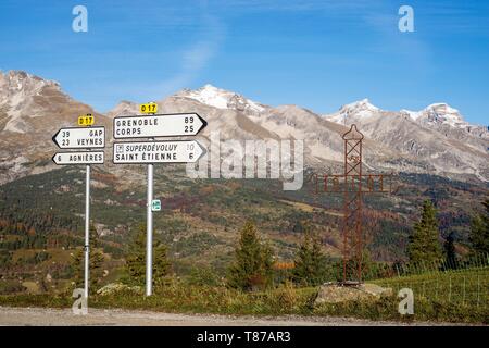 Frankreich, Hautes Alpes, Dévoluy massiv, gesehen von der Rioupes Pass (1430 m) und von links nach rechts an der Tête de l'Aupet (2627 m), den Tête de la Cavale (2697 m) und der Grande Tête de l'Obiou (2789 m) Stockfoto