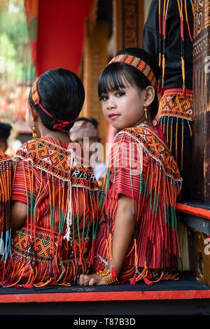 Indonesien, Insel Sulawesi, Toraja Land, Tana Toraja, Mädchen in traditioneller Kleidung während der Beerdigung cermony Stockfoto