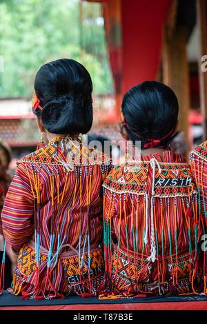 Indonesien, Insel Sulawesi, Toraja Land, Tana Toraja, Mädchen in traditioneller Kleidung während der Beerdigung cermony Stockfoto