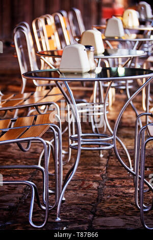 Cafe Tische und Stühle Stockfoto
