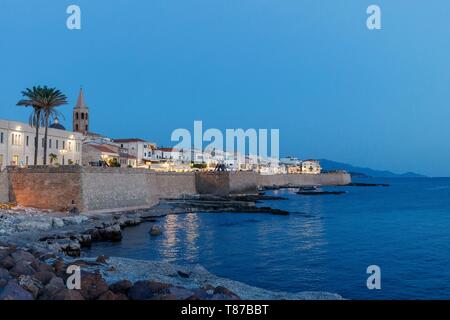 Italien, Sardinien, Provinz Sassari, Alghero, der ummauerten Stadt am Mittelmeer in der Dämmerung Stockfoto