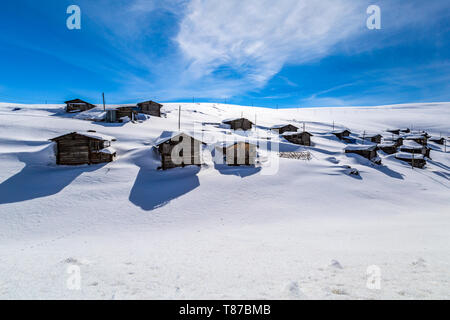 Highland Häuser und bewölktem Himmel im Schnee Stockfoto