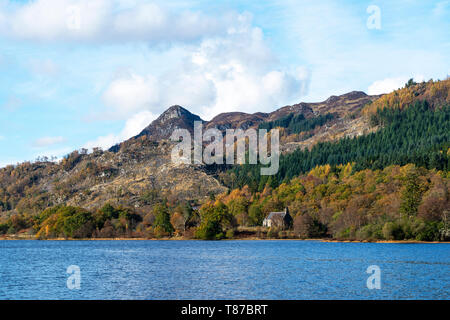 Trossachs Kirche am Ufer des Loch Achray am Achray Wald fahren Sie in die Trossachs, Schottland, Großbritannien Stockfoto