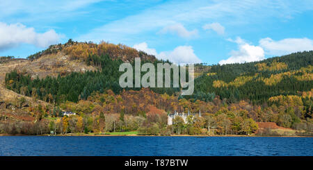 Panoramablick über Loch Achray mit dem Hurdles Hotel am Ufer von der Achray Wald fahren Sie in die Trossachs, Schottland, Großbritannien Stockfoto