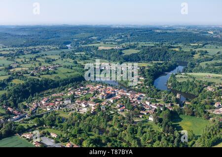 Frankreich, Vendee, Vouvant, Les Plus Beaux Dörfer de France (die schönsten Dörfer Frankreichs) gekennzeichnet (Luftbild) Stockfoto