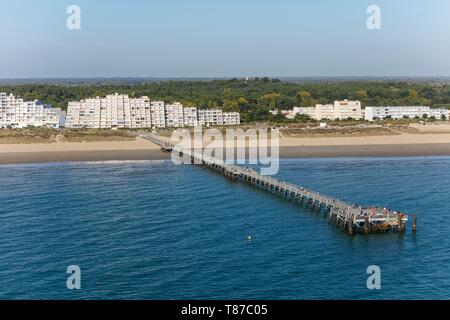 Frankreich, Vendee, St Jean de Monts, den Strand und die hölzerne Seebrücke (Luftbild) Stockfoto