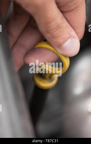 Ein Auto Ölmessstab verwendet das Auto Öl im Motor zu prüfen. Stockfoto