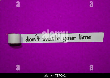 Verschwenden Sie nicht Ihre Zeit, Inspiration, Motivation und Konzept auf lila zerrissenes Papier Stockfoto