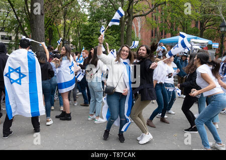 Eine israelische und amerikanische junge Dame tanzen fröhlich im Israel Independence Day Feier in Washington Square Park in Manhattan, New York City. Stockfoto