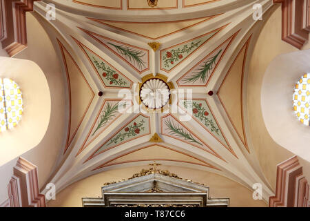 Saint-Esprit. Eglise Saint-André. Dommancy. / Friedenstaube. St. Andrew's Church. Domancy. Stockfoto