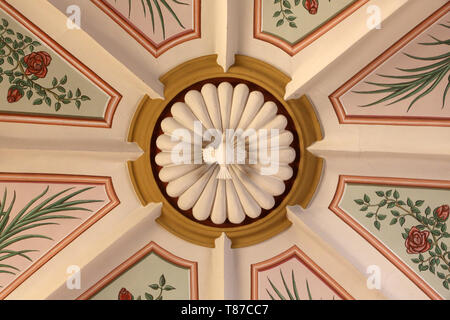 Saint-Esprit. Eglise Saint-André. Dommancy. / Friedenstaube. St. Andrew's Church. Domancy. Stockfoto