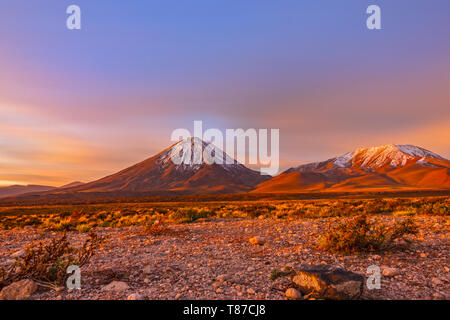 Sonnenuntergang im Zeitraffer an der Licancabur Vulkan in der Atacama-wüste Stockfoto