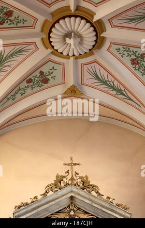 Saint-Esprit. Eglise Saint-André. Dommancy. / Friedenstaube. St. Andrew's Church. Domancy. Stockfoto