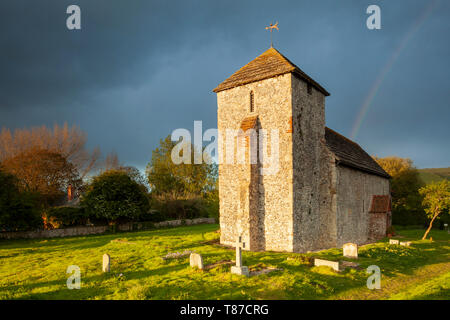 Frühjahr Sonnenuntergang am St. Botolph's Church in der Nähe von Udine, West Sussex. Stockfoto