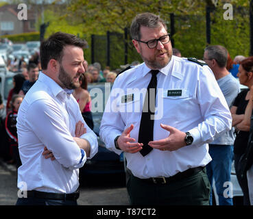 Colum Eastwood MLA, Führer der nationalistische SDLP sprechen mit PSNI stellvertretender Chief Constable Stephen Martin auf eine Mahnwache für ermordeten Journalisten Lyra McKee im Creggan, Derry. © George Sweeney/Alamy Stockfoto