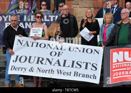 Mitglieder der Nationalen Union der Journalisten der lokalen Niederlassung halten eine Mahnwache in Guildhall Square, Derry, für Journalist Lyra McKee, die durch die neuen IRA ermordet wurde. © George Sweeney/Alamy Stockfoto