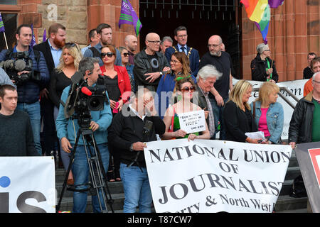 Mitglieder der Nationalen Union der Journalisten der lokalen Niederlassung halten eine Mahnwache in Guildhall Square, Derry, für Journalist Lyra McKee, die durch die neuen IRA ermordet wurde. © George Sweeney/Alamy Stockfoto