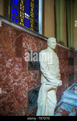 Georgien, Gori, Stalin Museum widmet sich ehemaligen sowjetischen Diktator Josef Stalin, Treppenhaus und Stalin Statue Stockfoto