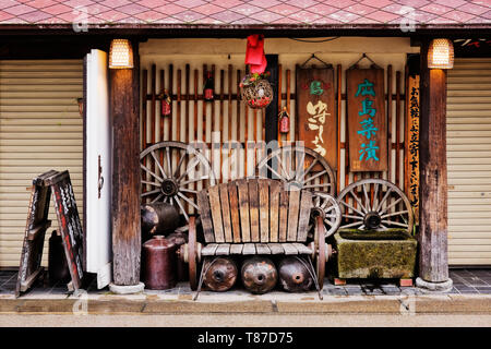 Abgenutzte Bank auf einem asiatischen Veranda Stockfoto