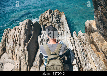 Touristen mit einem Rucksack in der Nähe des Meeres. Allein reisen. Stockfoto