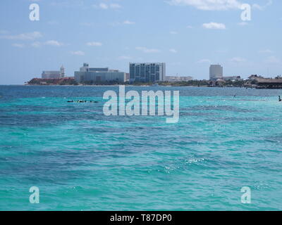 Das türkisfarbene Wasser von Turtle Beach, Playa Tortugas am Karibischen Meer Landschaft in Cancun in Mexiko Stadt Stockfoto