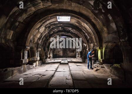 Armenien, Selim Pass Road, Selim Pass, Selim Karawanserei, 14. Jahrhundert, alten Mountain Top rest stop für den Handel Wohnwagen, Innenraum mit Besucher Stockfoto