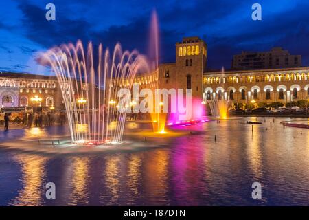 Armenien, Yerevan, Platz der Republik, tanzenden Fontänen, Dämmerung Stockfoto