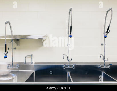 Große industrielle Waschbecken Stockfoto