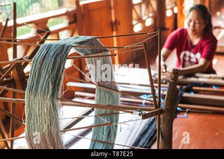 Laos, Vientiane, Laos Textile Museum, Weber, die traditionellen laotischen Webstuhl Stockfoto