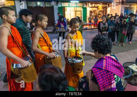 Laos, Luang Prabang, Tak Bat, dawn Prozession von buddhistischen Mönchen Almosen sammeln Stockfoto