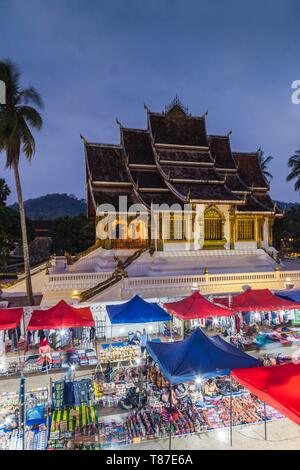 Laos, Luang Prabang, Sisavangvong Straße, Handwerk Nachtmarkt und Wat Ho Pha Bang, Abend Stockfoto