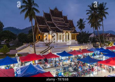 Laos, Luang Prabang, Sisavangvong Straße, Handwerk Nachtmarkt und Wat Ho Pha Bang, Abend Stockfoto