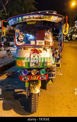 Laos, Luang Prabang, Sisavangvong Straße, Handwerk Nachtmarkt, Tuk-Tuk Motorrad Taxi Stockfoto