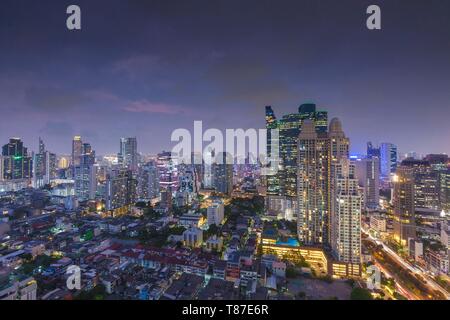 Thailand, Bangkok, Silom, hohen Winkel auf die Skyline, Dämmerung Stockfoto