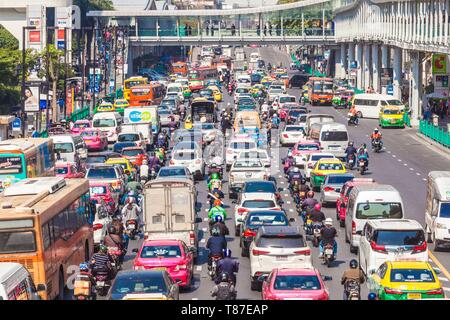 Thailand, Bangkok, Siam Square, Verkehr auf Ratchaprarop Road Stockfoto