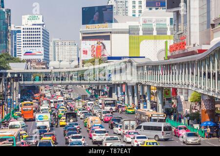 Thailand, Bangkok, Siam Square, Verkehr auf Ratchaprarop Road Stockfoto