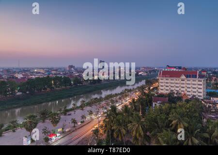 Kambodscha, Battambang, erhöhte Stadt Blick über Riverside Road, Dämmerung Stockfoto