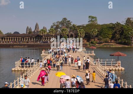 Kambodscha, Angkor, Angkor Wat, schwimmende Brücke über den Tempel graben Stockfoto