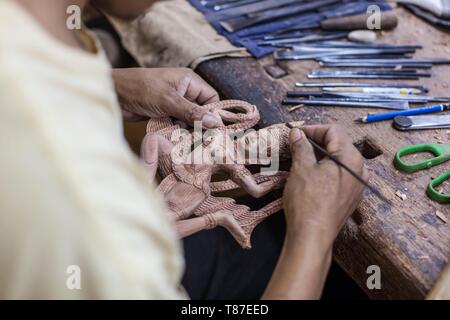 Kambodscha, Siem Reap, Handwerker Angkor, traditionelles Handwerk Workshop, Holzschnitzerei Stockfoto