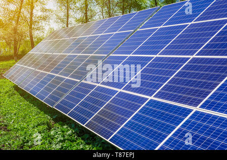 Solar-Panel erzeugt grüne, umweltfreundliche Energie aus der Sonne. Stockfoto