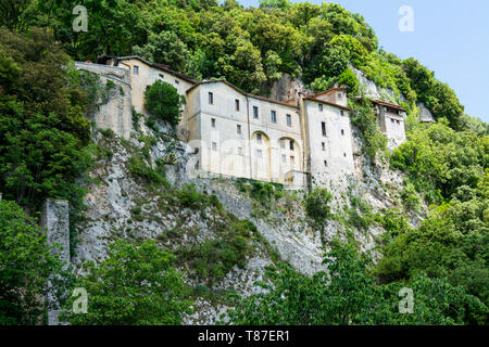 Greccio, Italien. Hermitage Schrein errichtet von St. Franziskus von Assisi im Heiligen Tal. In diesem Kloster der Heiligen Geburt gab die ersten lebenden nat Stockfoto