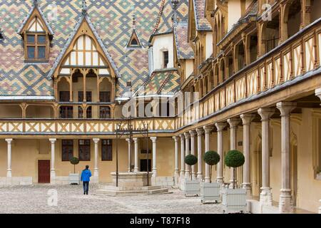 Frankreich, Cote d'Or, kulturellen Landschaft des Burgund Klimas als Weltkulturerbe von der UNESCO, Beaune Hospices de Beaune, Hotel Dieu, Dach lackiert Fliesen mehrfarbig in Hof, Hospices de Beaune, obligatorische Angabe Stockfoto