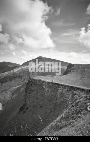 Karpaten Landschaft, Blick von der Höhe, in der Ukraine, in Schwarz und Weiß Foto Stockfoto
